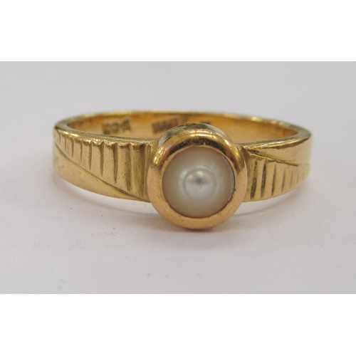 173 - A gold coloured metal antique ring, set with a single pearl 