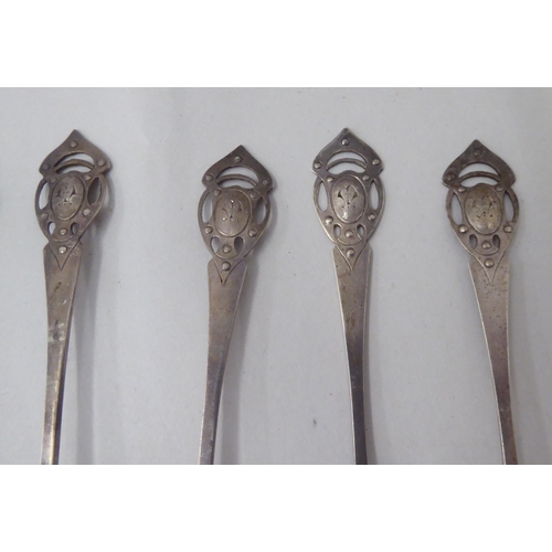 182 - A set of six Arts & Crafts period silver teaspoons  Sheffield 1904 