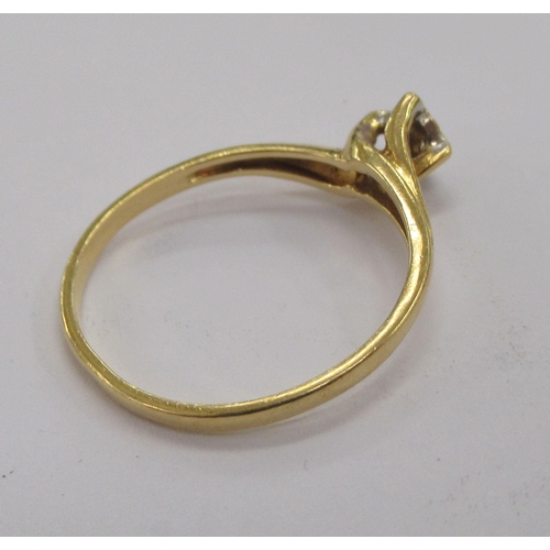 183 - An 18ct gold single stone diamond ring 