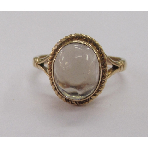 187 - A 9ct gold ring, set with a clear cabachon 