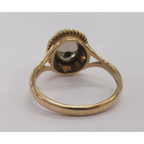 187 - A 9ct gold ring, set with a clear cabachon 