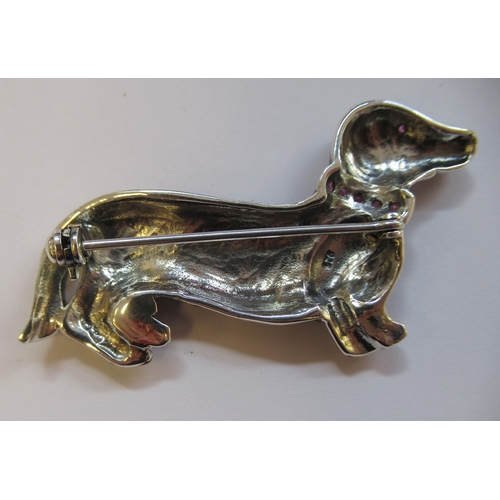 19 - A silver coloured metal and enamelled brooch, fashioned as a Dachshund