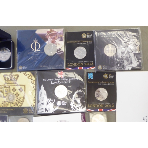 217 - Collectors coins: to include an Elizabeth II Commemorative £5 coin 