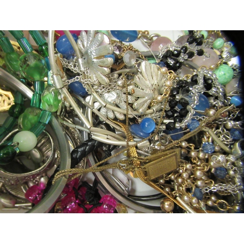 56 - Miscellaneous costume jewellery: to include rings and bangles