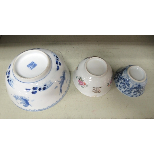 101 - Chinese porcelain: to include a late 18thC tea bowl, decorated with a family crest  3