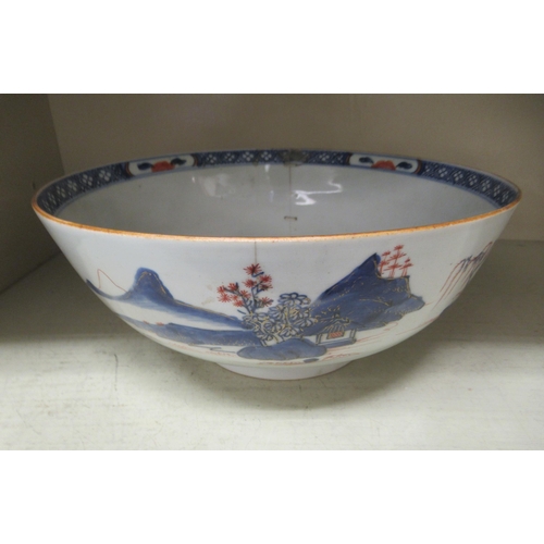 101 - Chinese porcelain: to include a late 18thC tea bowl, decorated with a family crest  3