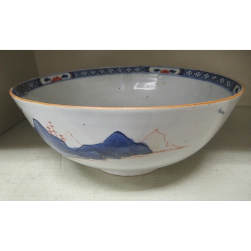 101 - Chinese porcelain: to include a late 18thC tea bowl, decorated with a family crest  3