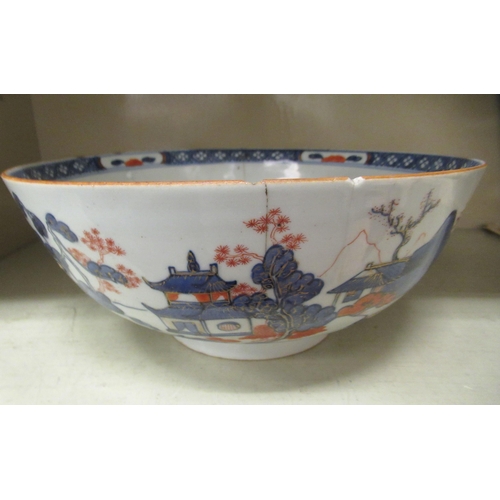 101 - Chinese porcelain: to include a late 18thC tea bowl, decorated with a family crest  3