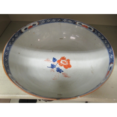 101 - Chinese porcelain: to include a late 18thC tea bowl, decorated with a family crest  3