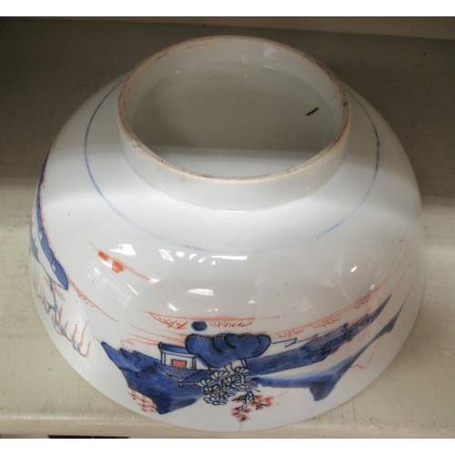 101 - Chinese porcelain: to include a late 18thC tea bowl, decorated with a family crest  3