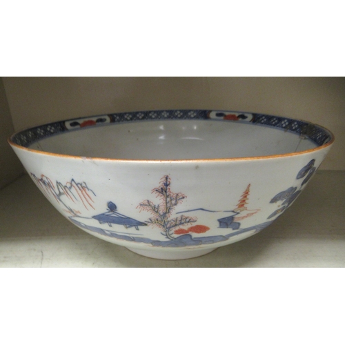 101 - Chinese porcelain: to include a late 18thC tea bowl, decorated with a family crest  3