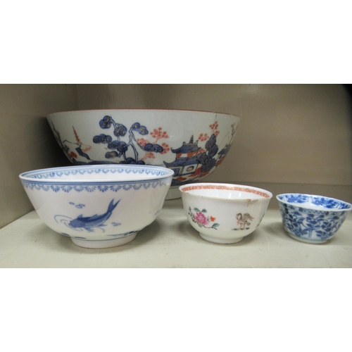 101 - Chinese porcelain: to include a late 18thC tea bowl, decorated with a family crest  3