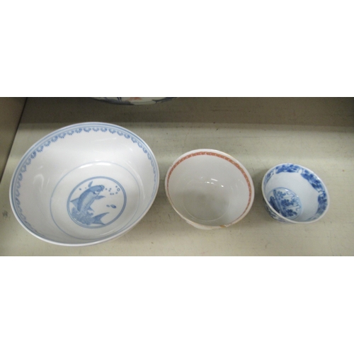 101 - Chinese porcelain: to include a late 18thC tea bowl, decorated with a family crest  3