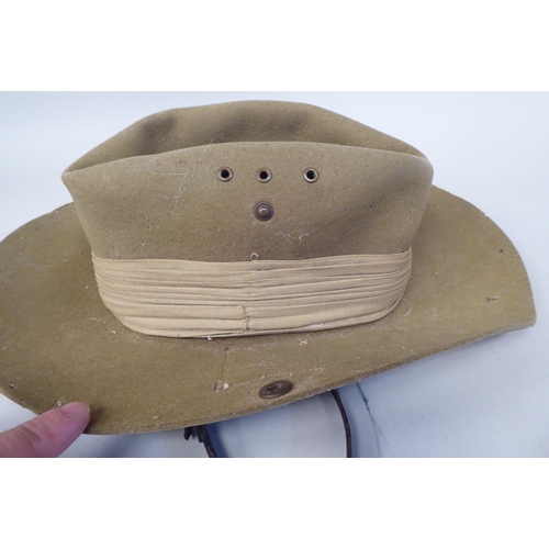 147 - A 1943 dated khaki felt hat with a woven cloth parachute badge (Please Note: this lot is subject to ... 