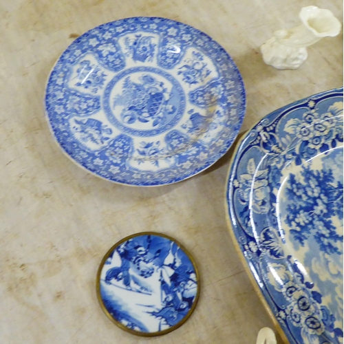 216 - Ceramics: to include a seven piece Wedgwood cream glazed and green china foliate pattern fruit plate... 