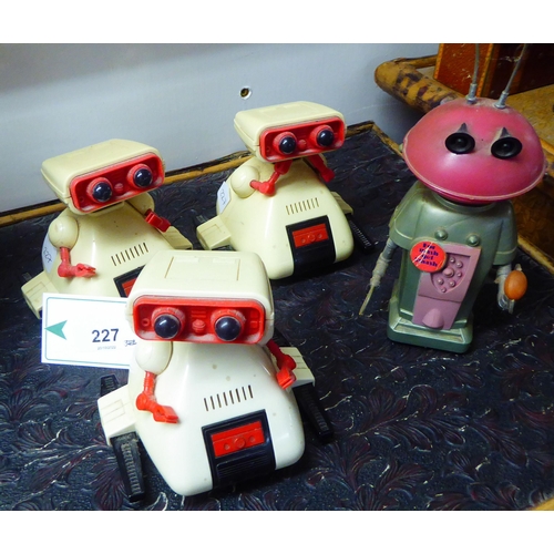 227 - A set of three 1980s Tomy battery powered Dingbots  5