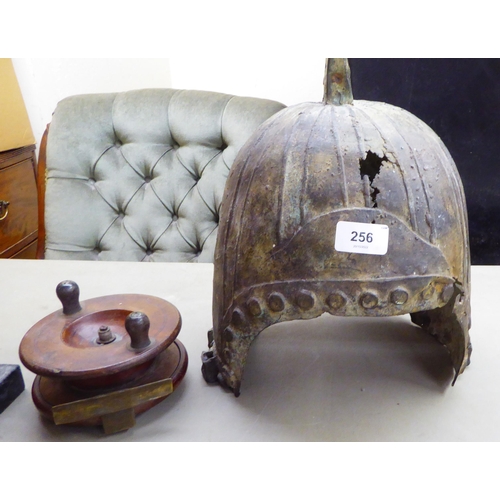 256 - A mixed lot: to include an early 20thC mahogany and brass mounted fly fishing reel