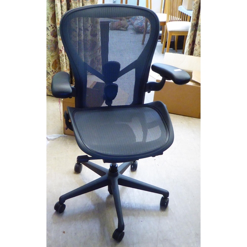 62 - A modern Herman Miller Aeron office chair  size B