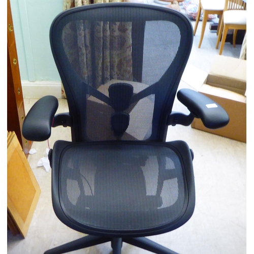 62 - A modern Herman Miller Aeron office chair  size B