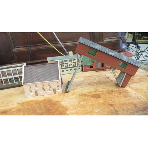 96 - Model train related accessories: to include buildings, houses and bridges