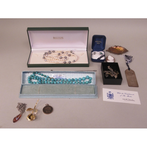 10 - Mixed jewellery and other items of personal ornament: to include a silver hat pin and medallion