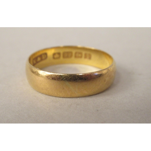 14 - A 22ct gold wedding ring