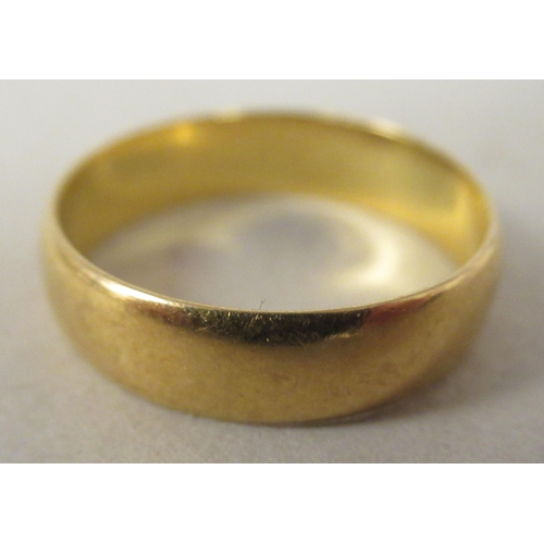 14 - A 22ct gold wedding ring