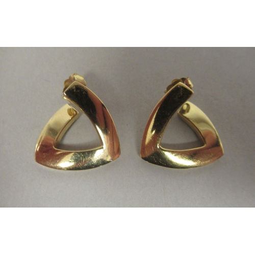 17 - A pair of 18ct gold earrings of triangular outline 