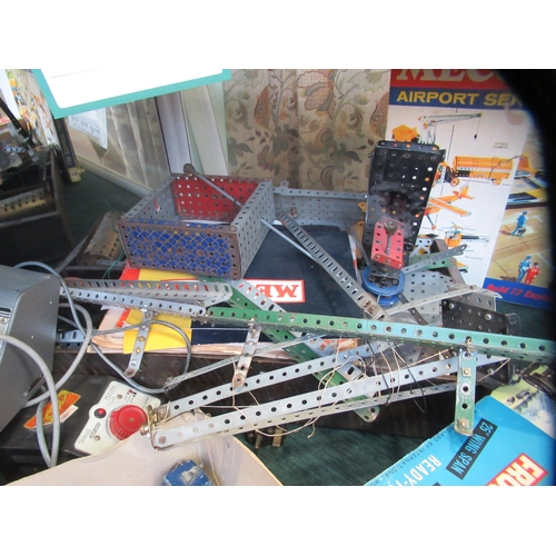 175 - Vintage and later items: to include loose Meccano components 