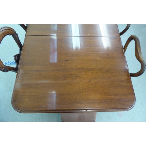 177 - A late Victorian mahogany extending dining table, the top with round corners, raised on bulbous turn... 