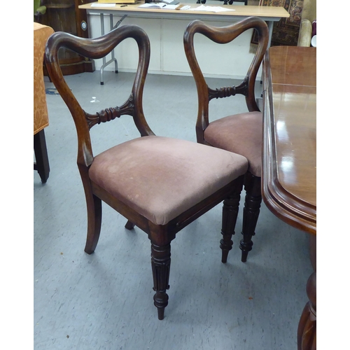 177 - A late Victorian mahogany extending dining table, the top with round corners, raised on bulbous turn... 