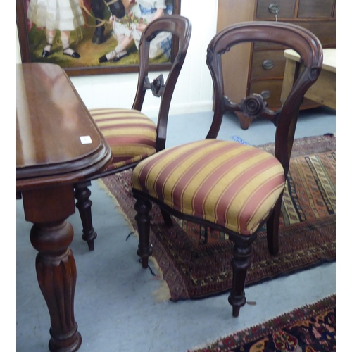 177 - A late Victorian mahogany extending dining table, the top with round corners, raised on bulbous turn... 