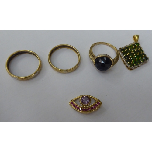 195 - Yellow coloured metal jewellery: to include rings and neckchains