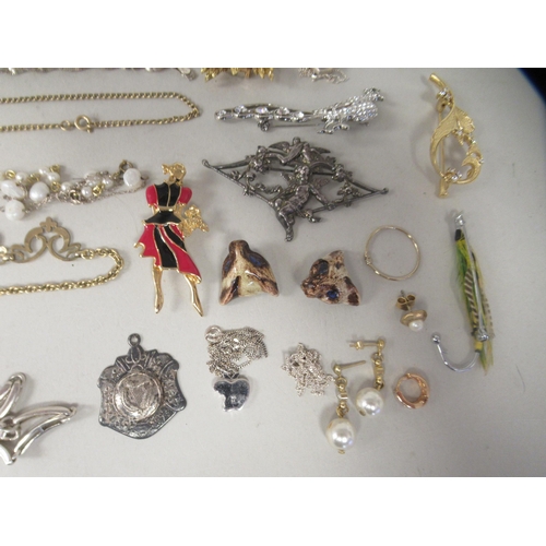 207 - Costume jewellery and personal ornament: to include mainly brooches