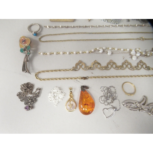 207 - Costume jewellery and personal ornament: to include mainly brooches