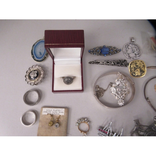 207 - Costume jewellery and personal ornament: to include mainly brooches