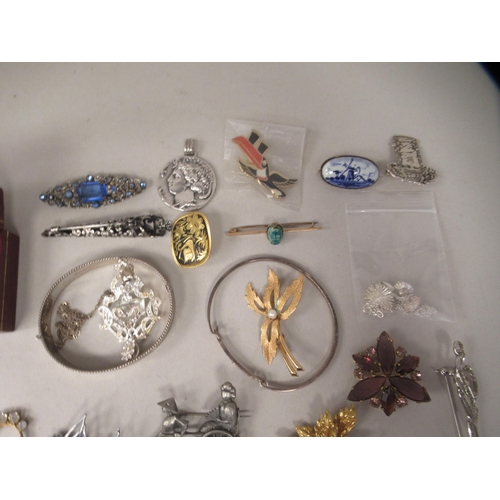 207 - Costume jewellery and personal ornament: to include mainly brooches