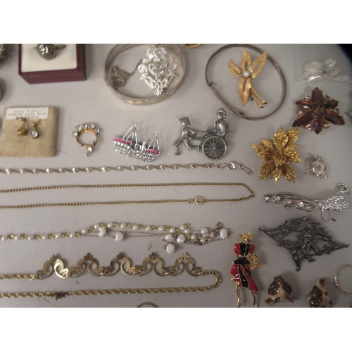 207 - Costume jewellery and personal ornament: to include mainly brooches