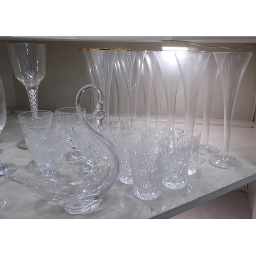 208 - Drinking glasses: to include pedestal wines and tumblers 