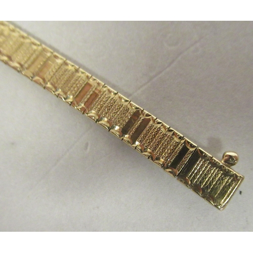 23 - A 9ct textured gold, flexible link bracelet, on a bayonet clasp 