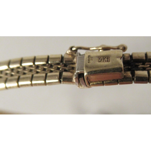 23 - A 9ct textured gold, flexible link bracelet, on a bayonet clasp 