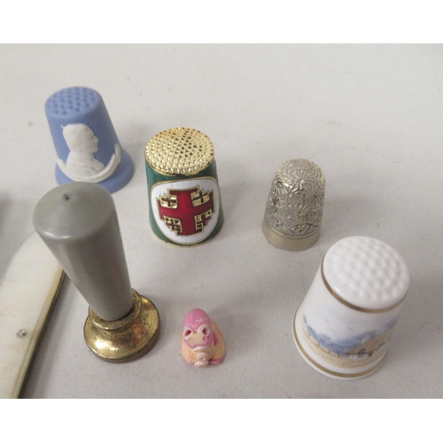 230 - 19thC and later collectables: to include a pair of gilt metal spectacles; silver and other thimbles