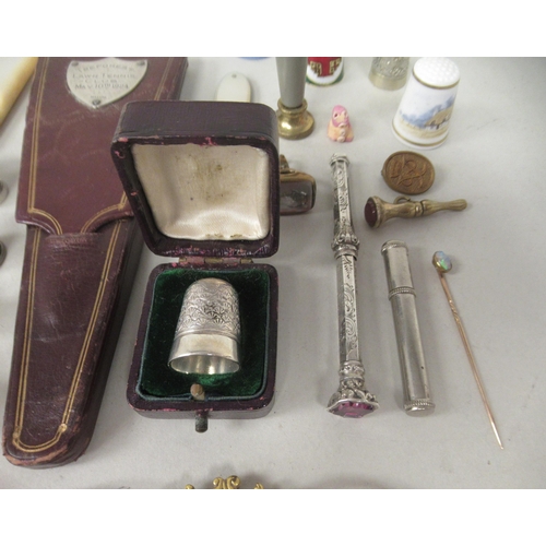 230 - 19thC and later collectables: to include a pair of gilt metal spectacles; silver and other thimbles