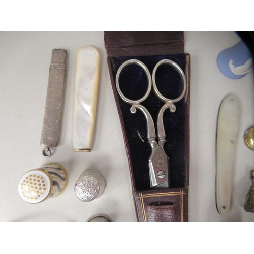 230 - 19thC and later collectables: to include a pair of gilt metal spectacles; silver and other thimbles