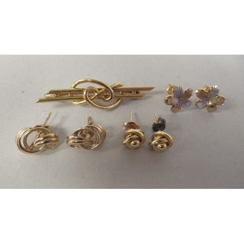 26 - Various items of 9ct gold jewellery: to include a bar brooch