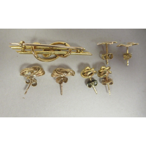 26 - Various items of 9ct gold jewellery: to include a bar brooch