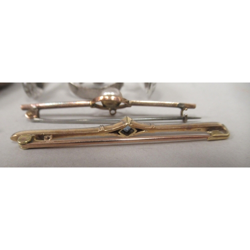 32 - Items of personal ornament and silver: to include a pair of 19thC bright-cut engraved sugar tongs; a... 