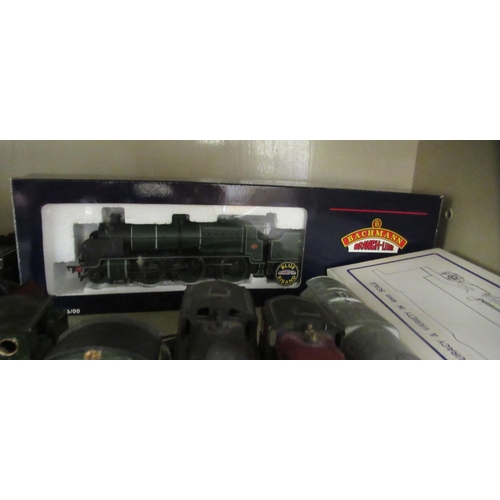 324 - Bachmann and other diecast model locomotives: to include a 1:76/00 scale model 'Lined Southern Green... 