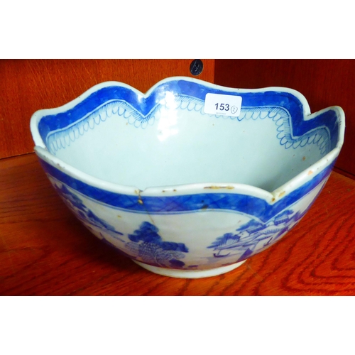 344 - An 18thC Chinese porcelain shallow dish  10