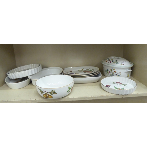 391 - Royal Worcester porcelain Evesham and other patterned tableware: to include plates, bowl and a flan ... 